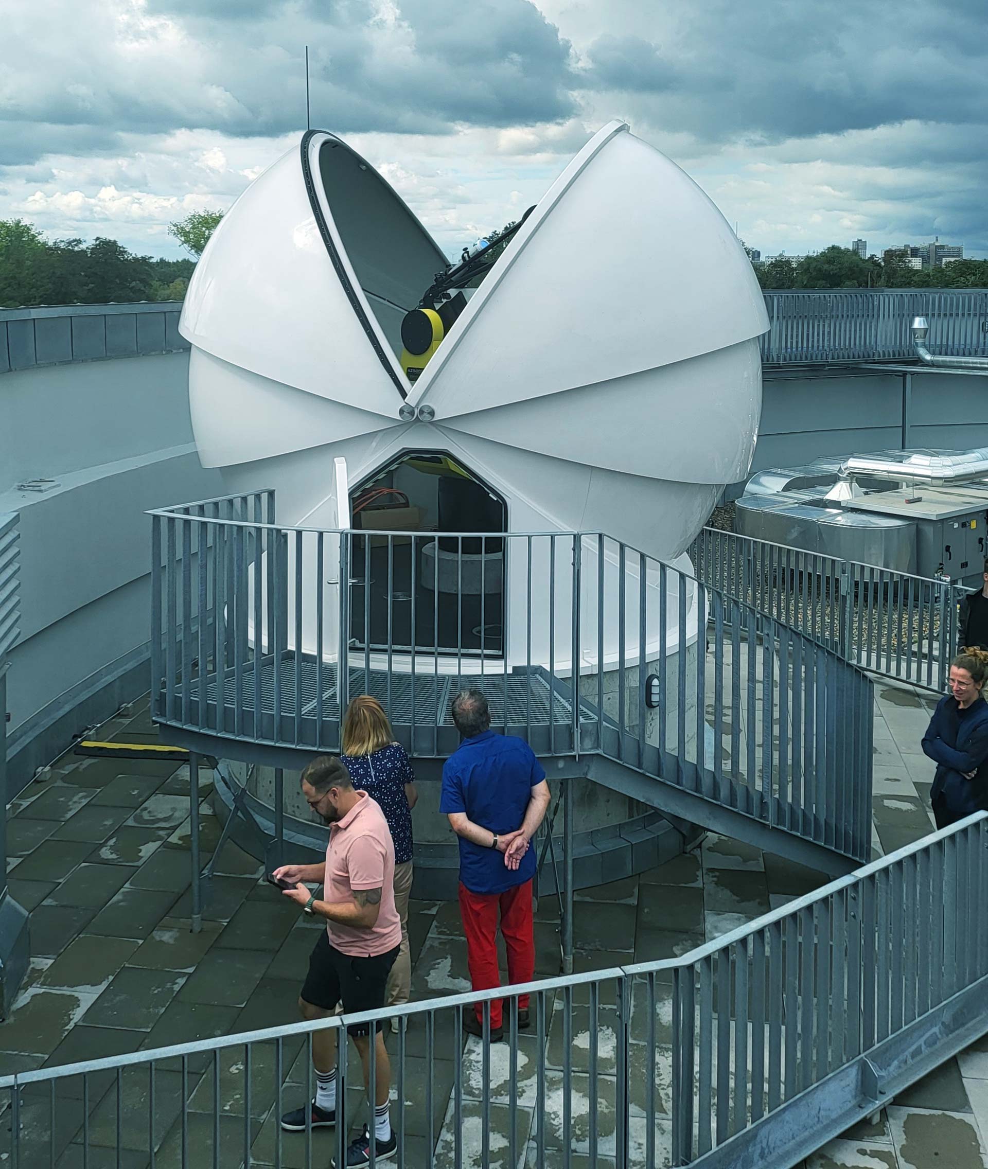 Teleskop auf der Terrasse des Planetariums
